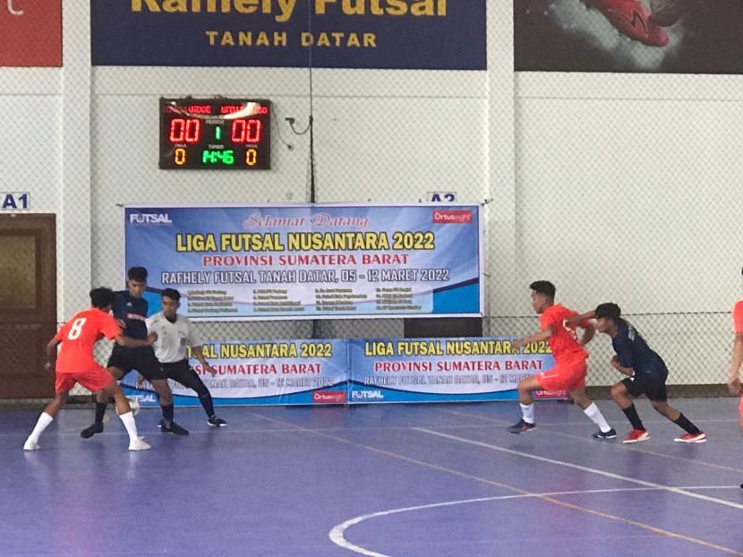 Pertandingan Liga Futsal Nusantara Provinsi Sumatra Barat 2022 antara Ikasmandoe Padang melawan Situjuah 50 Kota, di Lapangan Rafhely Futsal Tanah Datar di Kecamatan Sungayang, Sabtu (5/3)|