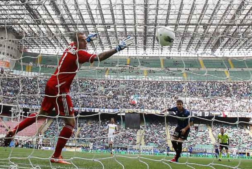 Pertandingan Liga Utama Serie A antara Inter Milan dengan Cesena di Stadion San Siro, Milan, Italia, Ahad (29/4).