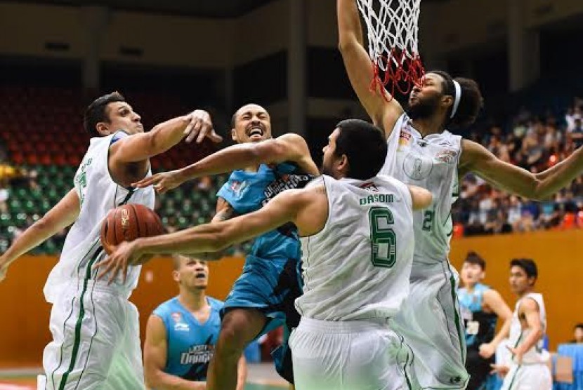 Pertandingan perdana ABL musim ke-5 yang mempertemukan  tuan rumah HiTech Bangkok City melawan Westports Malaysia Dragons. Pertandingan dimenangkan HiTech Bangkok City dengan skor akhir 88-82. 