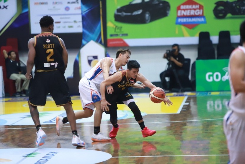 Pertandingan perdana IBL Pertamax Seri ketiga, Kamis (10/1) di Sritex Arena, Solo Jawa Tengah. Pelita Jaya Jakarta menang 70-63 atas Hang Tuah.