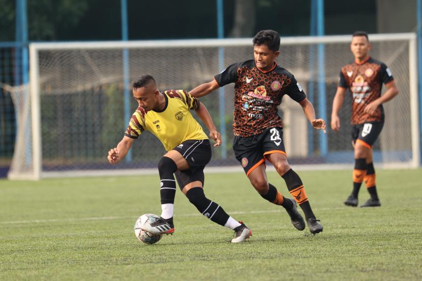 Pertandingan persahabatan antara AHHA PS Pati melawan Persiraja Banda Aceh di Jakarta, Senin (6/9). Pertandingan yang diwarnai insiden keributan antarpemain tersebut berakhir 3-0 untuk kemenangan PS Pati.