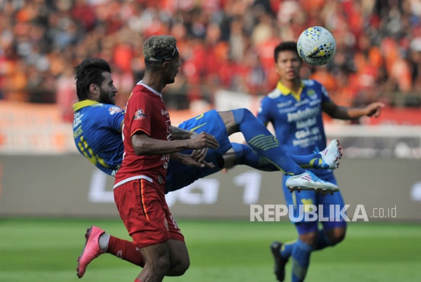 Pertandingan Persija Jakarta melawan Persib Bandung dalam laga lanjutan Liga 1 di Stadion Gelora Bung Karno, Senayan, Jakarta, Rabu (10/7).