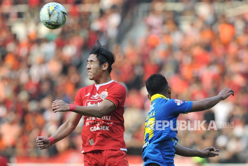 Pertandingan Persija Jakarta melawan Persib Bandung dalam laga lanjutan Liga 1 di Stadion Gelora Bung Karno, Senayan, Jakarta, Rabu (10/7).