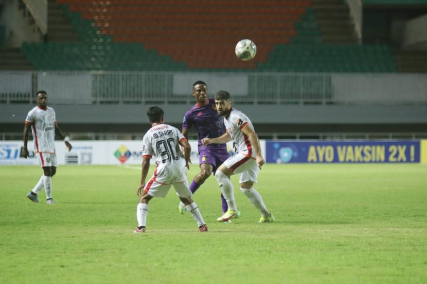 Pertandingan Persik Kediri kontra Borneo FC di Stadion Pakansari, Bogor, Jumat (10/9). 