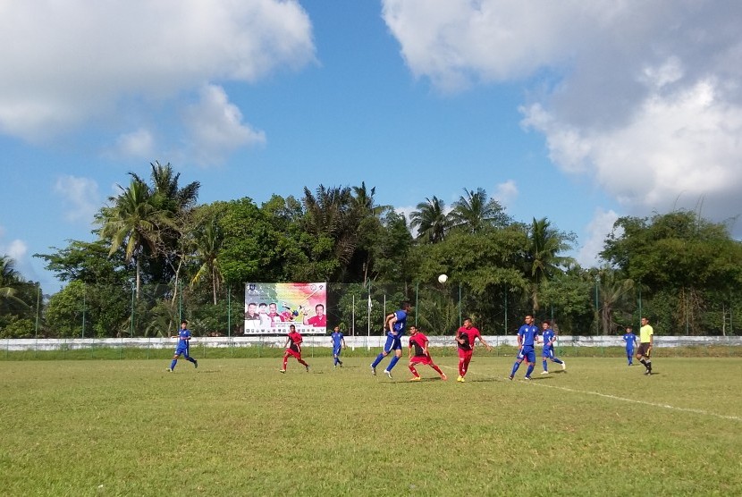 Pertandingan Semifinal Kejurnas Sepakbola antar PPLP/PPLPD 2015 antara PPLP Maluku versus PPLP Jawa Tengah (kostum biru) di Stadion Orom, Sungai Liat, Babel, Sabtu (30/5).