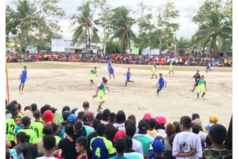 Pertandingan sepak bola dalam ajang Gala Desa di Kepulauan Aru, Maluku, Sabtu (15/7).