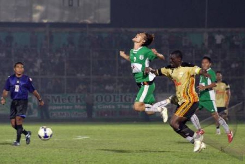 Pertandingan sepak bola yang digelar di Stadion Teladan Medan.