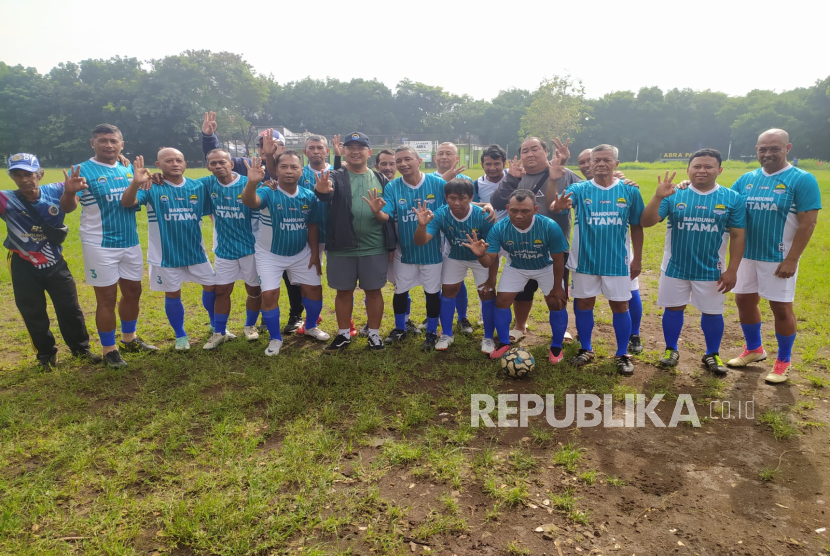 Pertandingan sepakbola antar pemain legenda Persib Bandung, digelar di Lapangan Abra, Cipedes, Kota Bandung, akhir pekan lalu.