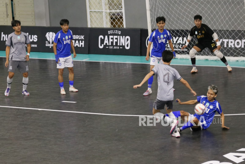 Pertandingan tim putra UNY melawan UIN Suka pada laga semifinal Campus League Futsal Regional Yogyakarta 2026 di GOR Ki Bagoes Hadikoesoemo, Universitas Islam Indonesia (UII), Senin (26/10/2026).