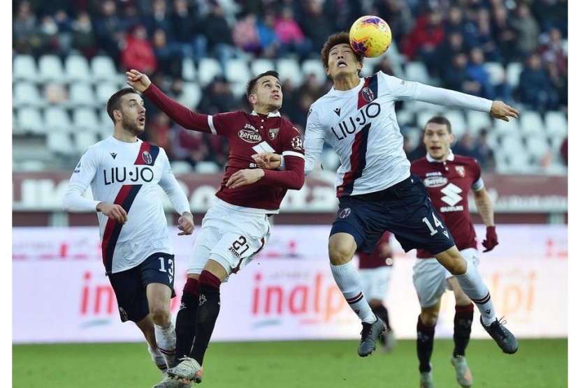 Pertandingan Torino (putih) kontra Bologna.