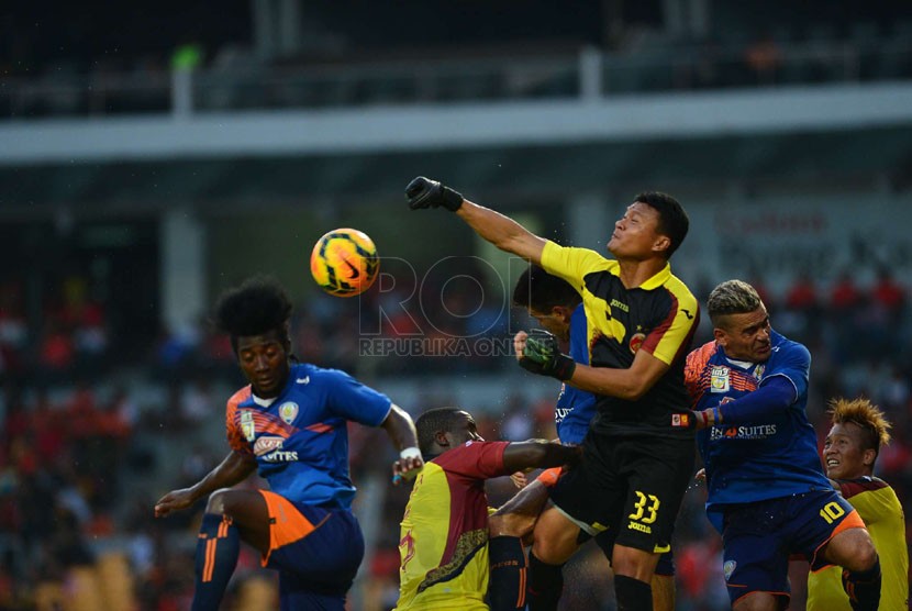 Pertandingan turnamen pramusim Trofeo Persija 2015 di Stadion Utama Gelora Bung Karno, Senayan, Jakarta, Ahad (11/1). (Republika/Yogi Ardhi)