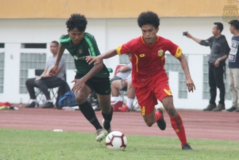 Pertandingan uji coba timnas U-19 (hijau) dengan Bhayangkara FC U-20.