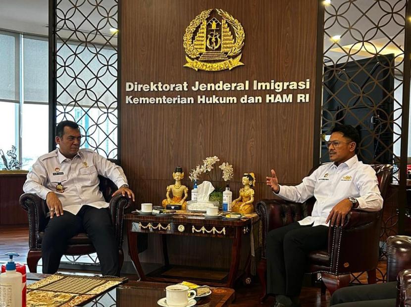 Pertemuan antara Direktur Jenderal (Dirjen) Imigrasi, Silmy Karim dengan Ketua Umum INACA, Denon Prawiraatmadja dan sebagian jajaran pengurus INACA.