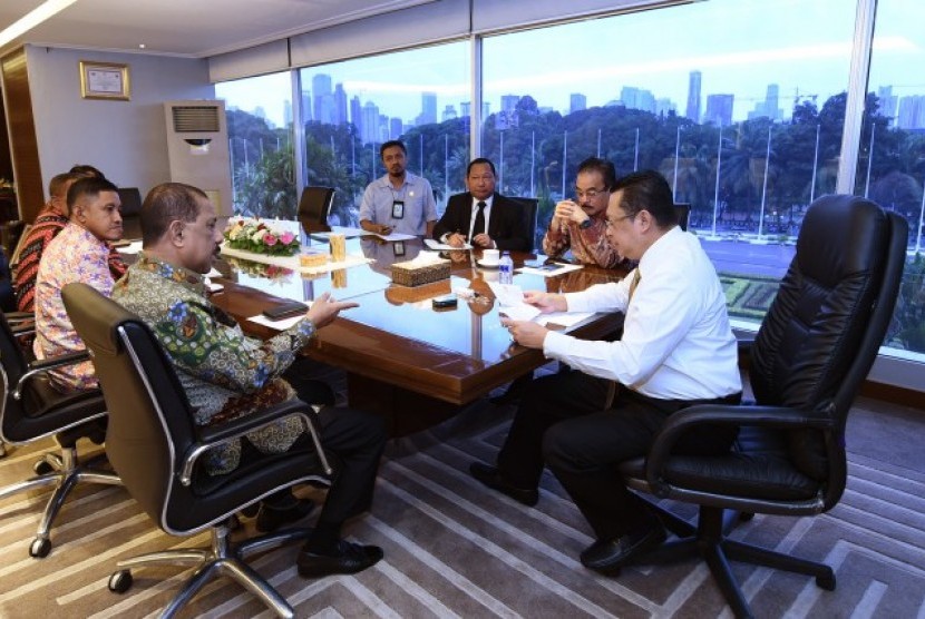 Pertemuan antara Ketua DPR RI dengan Wali Kota Ambon Richard Louhenapassy di ruang kerjanya, Gedung DPR RI, Senayan, Jakarta, Selasa (13/3). 