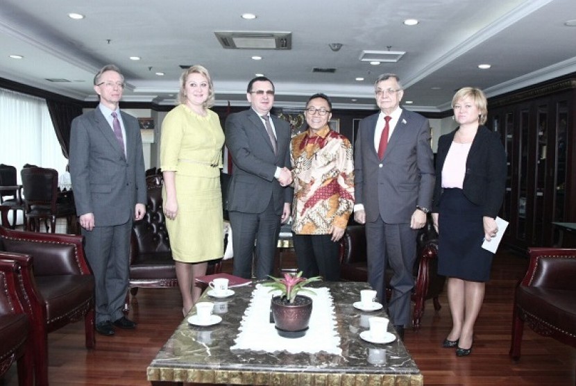 pertemuan antara Ketua MPR dan Wakil Pertama Ketua Dewan Federasi Majelis Rusia di ruang kerja Ketua MPR, di Kompleks Parlemen Senayan, Jakarta, Senin (14/3).