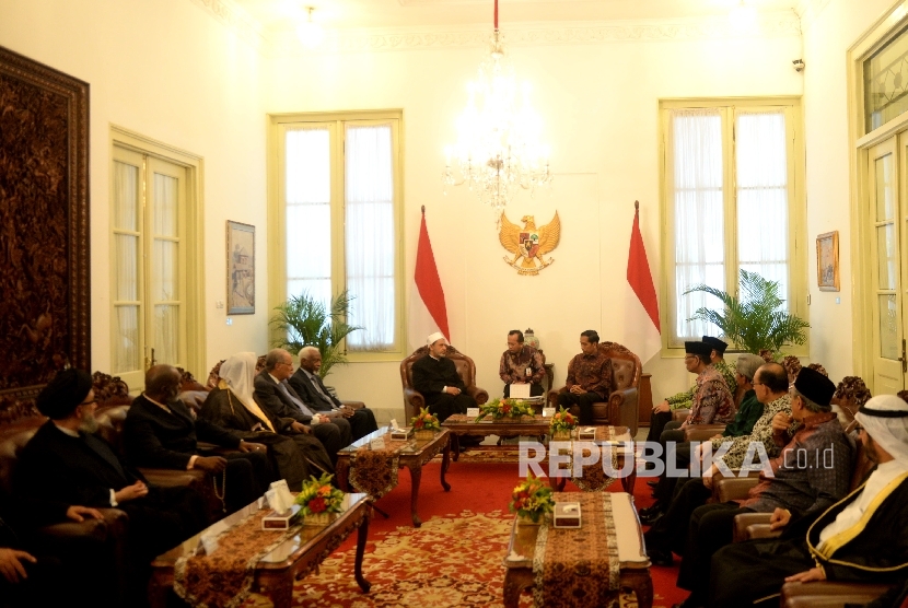  (dari kiri) Grand Syekh Al Azhar Prof. Dr. Syekh Ahmad Muhammad Ahmad Ath-Thayyeb bersama Presiden RI Joko Widodo saat pertemuan tertutup di Istana Merdeka, Jakarta, Senin (22/2). 