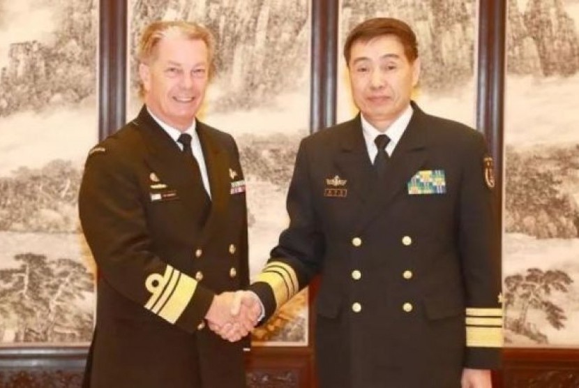 Pertemuan antara Wakil Laksamana Tim Barrett (kiri) dan Shen Jinlong terjadi pada saat ketegangan yang memuncak antara Cina dan Australia muncul.