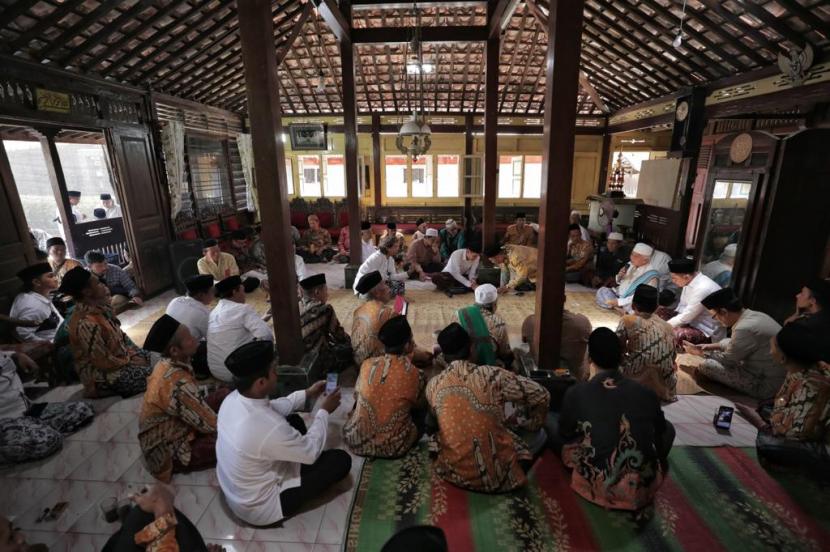 Pertemuan Badal Thoriqoh Qodiriyah Wan Naqsabandiyah yang diasuh oleh KH Achmad Chalwani di Desa Lajer, Kecamatan Ambal, Kabupaten Kebumen, Jawa Tengah. 