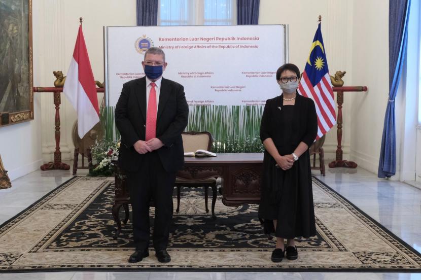 Pertemuan bilateral antara Menteri Luar Negeri (Menlu) RI Retno Marsudi dan Menlu Malaysia Saifuddin Abdullah di Gedung Pancasila Kemenlu RI, Senin (18/10) 