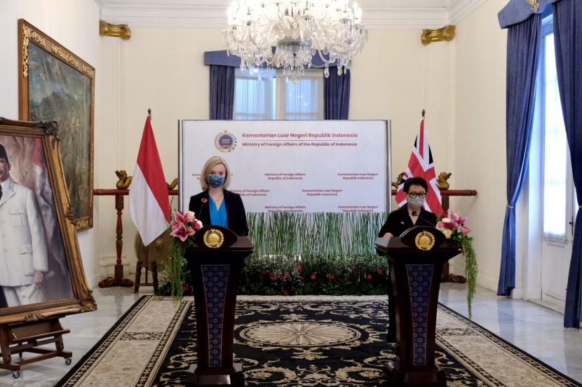 Pertemuan bilateral Menlu Retno Marsudi dengan Secretary of State for Foreign, Commonwealth, and Development Affairs of the United Kingdom Elizabeth Truss di Jakarta pada Kamis (11/11). 
