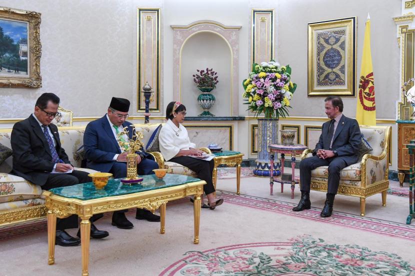 Pertemuan bilateral Menteri Luar Negeri (Menlu) RI Retno Marsudi dengan Menlu Brunei Darusalam Datuk Eriwan dan kunjungan kehormatan kepada Sultan Brunei Darusalam Hassanal Bolkkah, Rabu (17/2)
