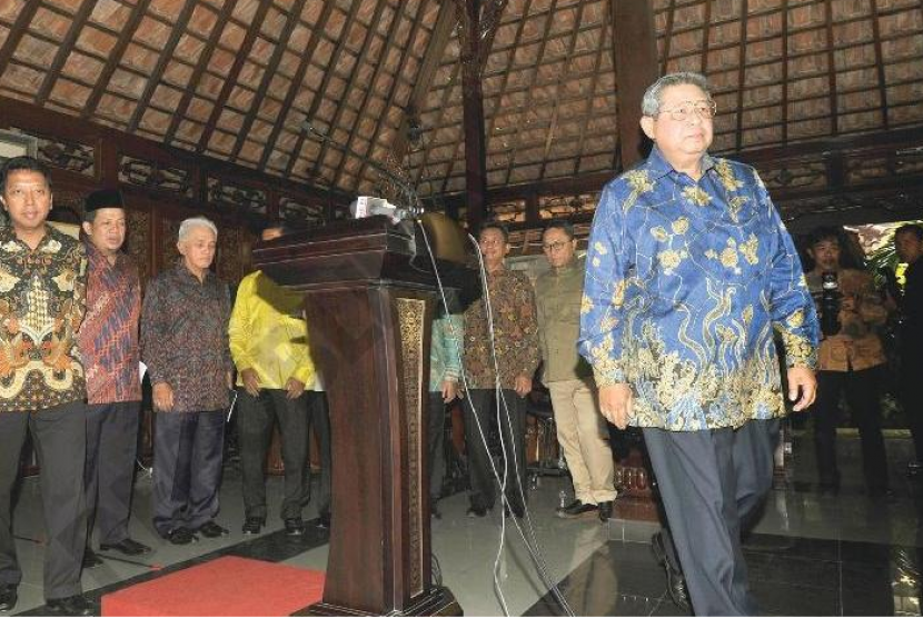 Presiden Susilo Bambang Yudhoyono (kanan) meninggalkan podium seusai memberikan keterangn pers terkait pertemuannya dengan petinggi partai yang tergabung dalam Koalisi Merah Putih.