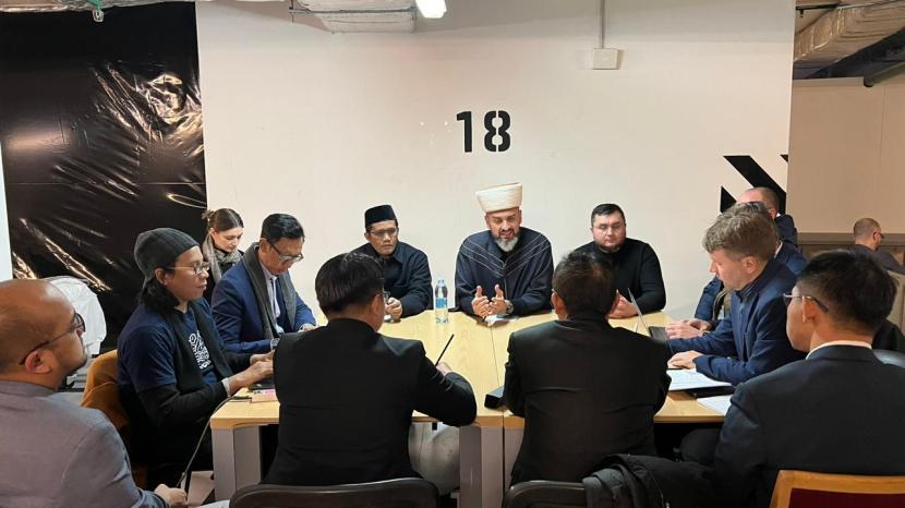 Pertemuan delegasi Indonesia dengan pemimpin organisasi administrasi Muslim Ukraina (UMMA) Sheikh Murat Suleymanov.