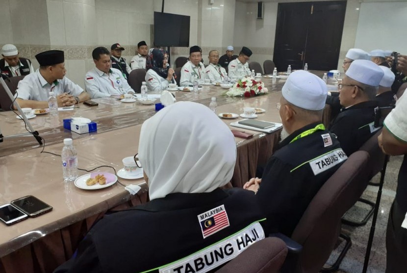 Pertemuan diskusi antara petugas haji Indonesia dan Malaysia di Kantor Misi Haji Malaysia, Makkah, Selasa (20/8) sore. 