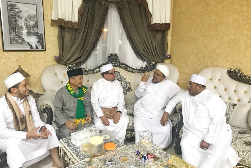 Pertemuan etua Majelis Syuro PKS Habib Salim Segaf Al Jufri dengan Habib Rizieq Shihab di Makkah, Selasa (5/6)