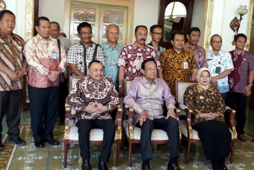 Pertemuan Gubernur DIY Sri Sultan HB X dengan Bupati Purworejo Agus Bastian. 