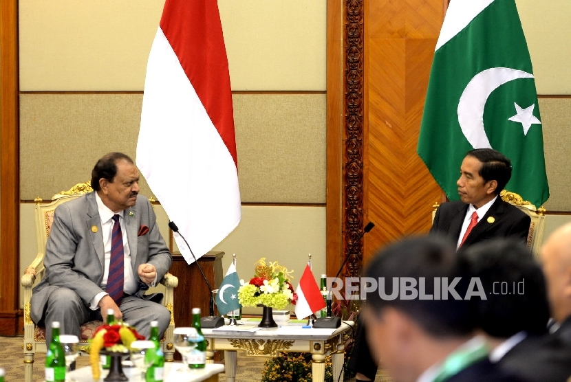 Indonesian President Joko Widodo (left) welcomes Pakistani President Mamnoon Husein during a bilateral meeting on the sidelines of the OIC's 5th Extraordinary Summit at the Jakarta Convention Center on Monday (March 7, 2016).
