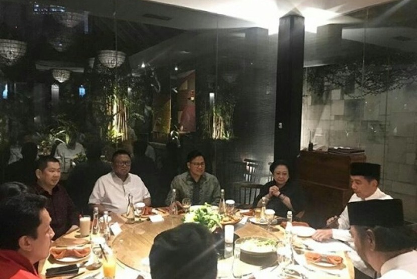 Pertemuan Jokowi dan para ketua umum partai politik, Selasa (15/1) malam.