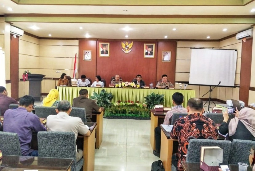 Pertemuan Kementerian Pertanian, Satgas Pangan, dan Pemda dengan peternak ayam petelur mandiri di Kantor Dinas Peternakan Provinsi Jawa Timur, Rabu (31/10).