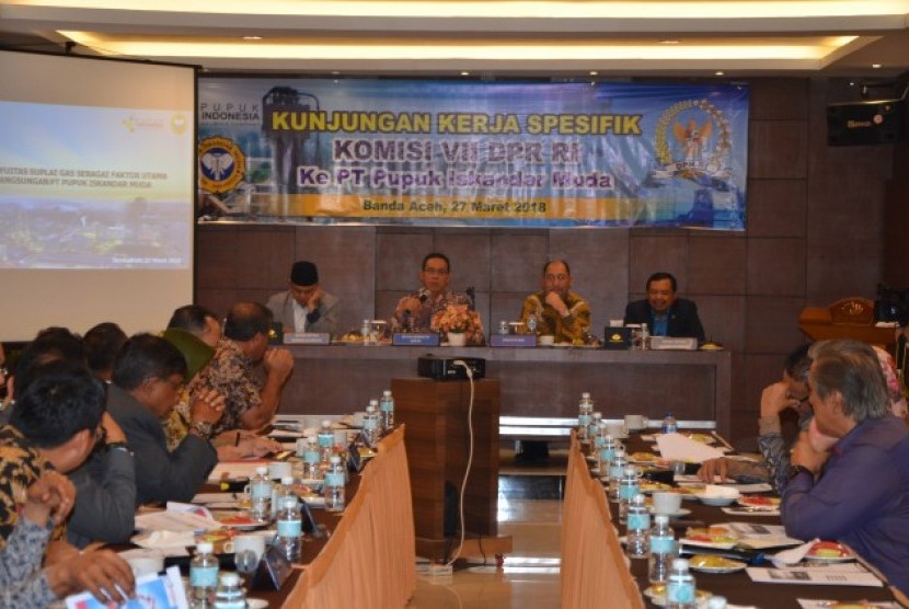 Pertemuan Komisi VII DPR RI dengan Direksi PT. PIM dan sejumlah mitra kerja, di Banda Aceh, Selasa, (27/3).