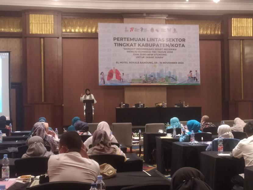 Pertemuan lintas sektor tingkat kabupaten/kota untuk menekan penyebaran TBC dan mencegah penambahan stunting, di Bandung, Rabu (9/11/2022). 
