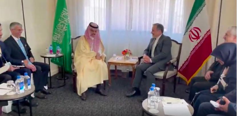 Pertemuan Menlu Iran dengan Menlu Arab Saudi di New York, Ahad lalu.