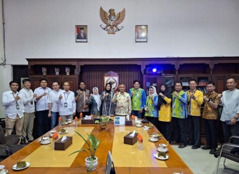 Pertemuan Pemkot Makassar dan Pemkot Tarakan yang membahas soal efektivitas penggunaan alat perekam pajak.