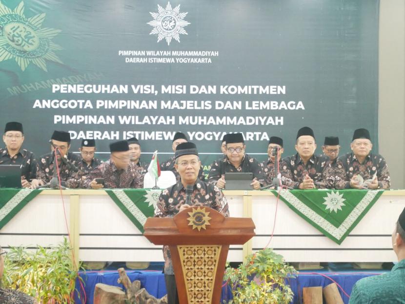   Pertemuan Peneguhan Visi, Misi, dan Komitmen Pimpinan Majelis dan Lembaga PWM DIY, di aula Masjid Sudja RS PKU Muhammadiyah Gamping, DI Yogyakarta.