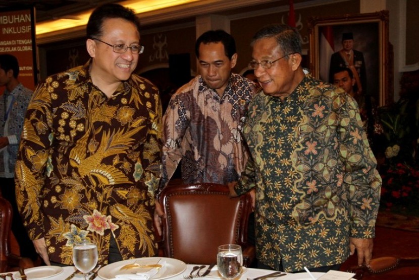 PERTEMUAN PERBANKAN TAHUNAN. Gubernur BI Darmin Nasution (kanan) berbincang dengan Ketua DPD RI Irman Gusman (kiri) ketika menghadiri Pertemuan Tahunan Perbankan Bankers Dinner di gedung Bank Indonesia, Jakarta, Jumat (23/11). Pertemuan ini dihadiri oleh P