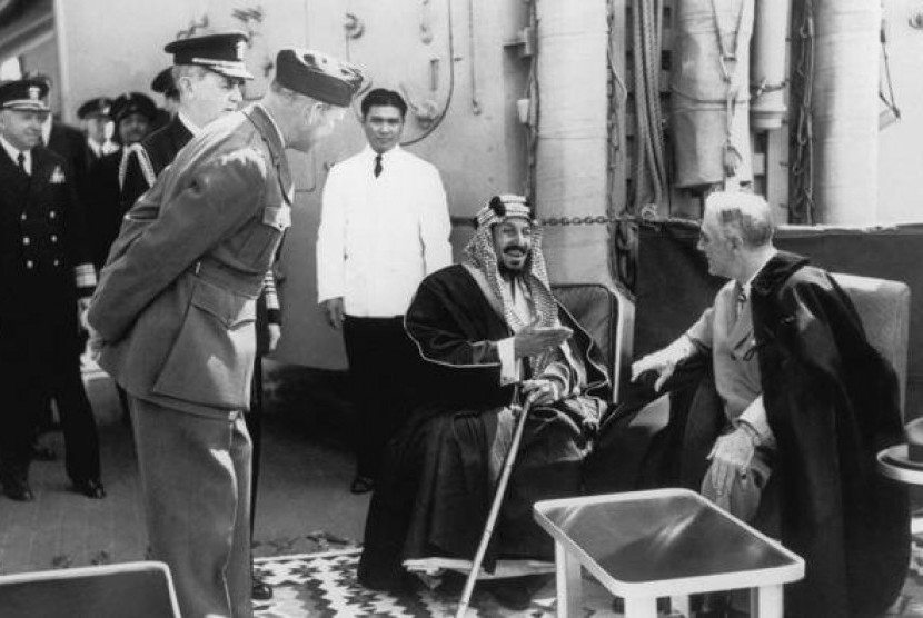 Pertemuan pertama antara Raja Arab Saudi Abdul Aziz bin Saud dan Presiden Amerika Franklin D Roosevelt, pada musim semi 1945 di kapal USS Quincy di Terusan Suez di Mesir (Foto: SPA)