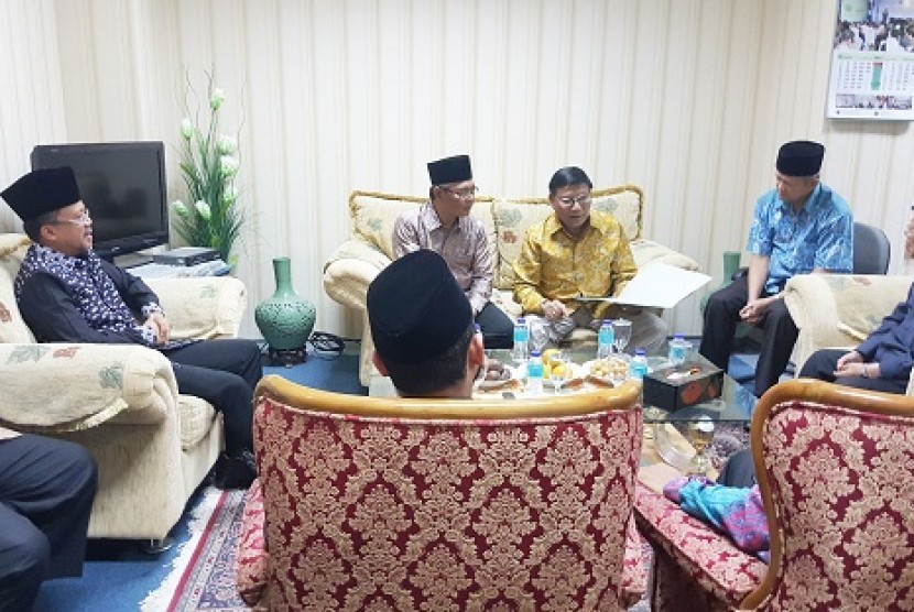 The Chairman of Indonesian Council of Ulama (MUI) KH Ma'ruf Amin receiving a visit of seven members of Regional Representative Council at MUI central office, Jakarta, on Thursday. 