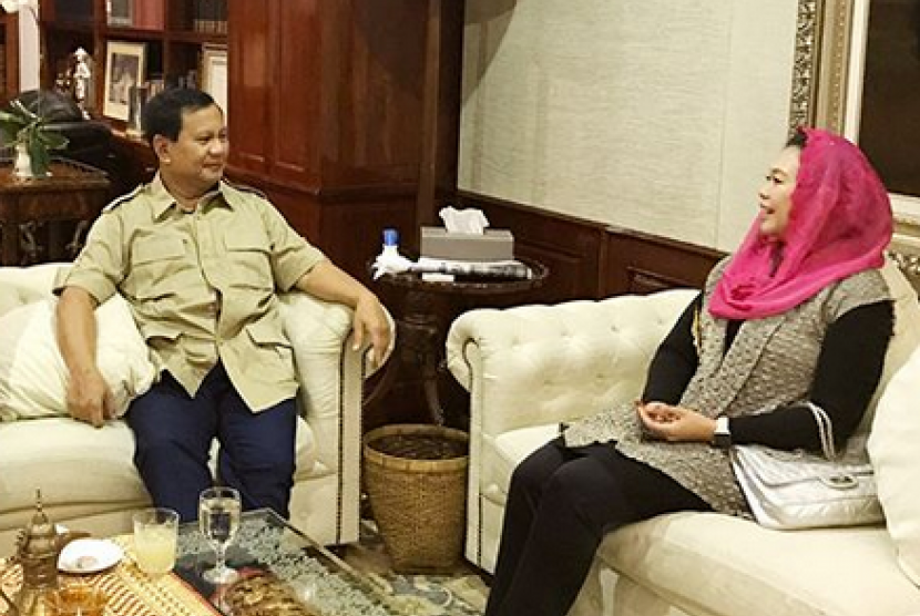 Pertemuan Prabowo Subianto (kiri) dengan Yenny Wahid (kanan).