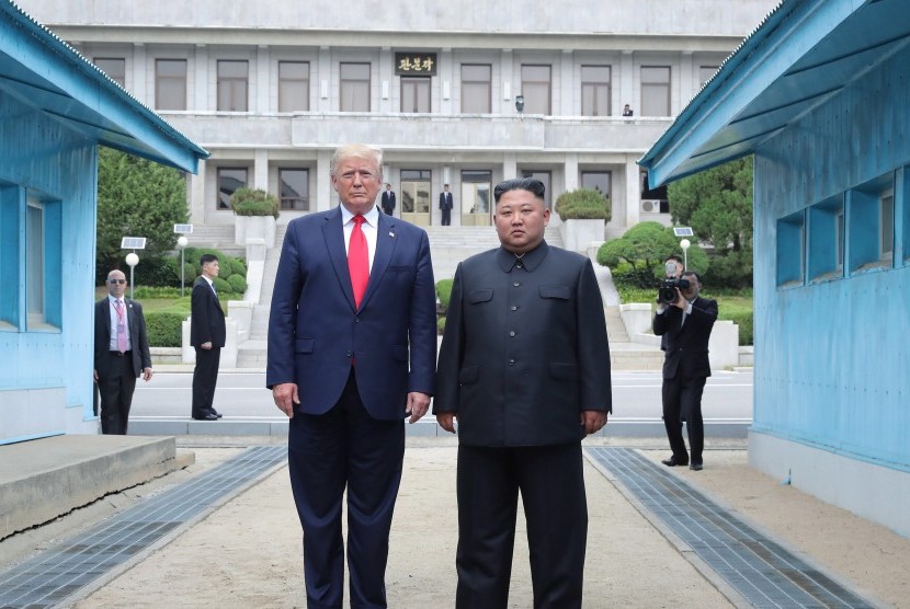 Pertemuan Presiden AS Donald J. Trump (kiri) dan pemimpin Korea Utara Kim Jong-un (kanan) di Zona Demiliterisasi Korea. Jubir Departemen Luar Negeri AS ungkap kekecewaan negaranya soal Korut-Korsel. Ilustrasi.