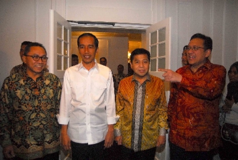 Pertemuan Presiden Joko Widodo dengan Ketua MPR, DPR dan DPD (dari kiri) Ketua Dewan Perwakilan Daerah (DPD), Irman Gusman. Ketua Dewan Perwakilan Rakyat (DPR) Setya Novanto. Presiden terpilih, Joko Widodo. serta Ketua Majelis Permusyawaratan Rakyat (MPR),