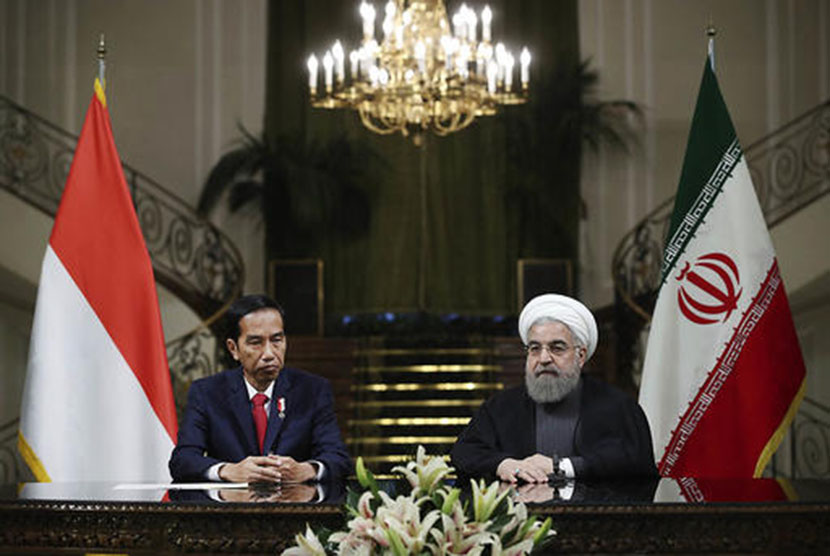 President Joko Widodo met with Iranian President Hassan Rouhani at Tehran, Iran.