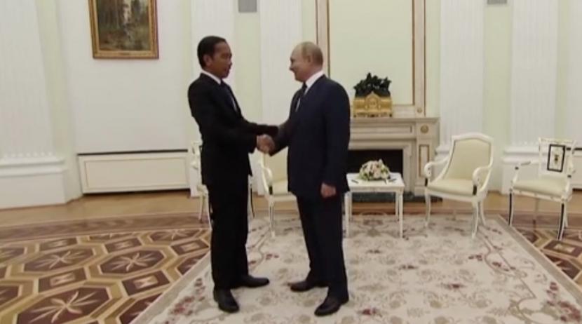 Pertemuan Presiden RI, Jokowi (kiri) dengan Presiden Rusia, Vladimir Putin (kanan) di Moskow.