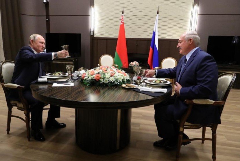 Pertemuan Presiden Rusia Vladimir Putin dan Presiden Belarusia Alexander Lukashenko memicu protes.