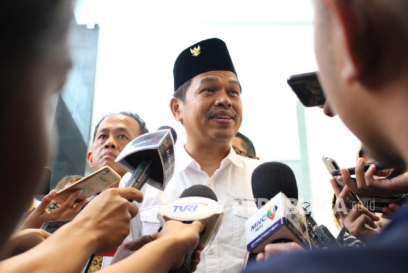 Bupati Purwakarta yang juga Ketua Dewan Pimpinan Daerah (DPD) Partai Golkar Jawa Barat Dedi Mulyadi (tengah) 