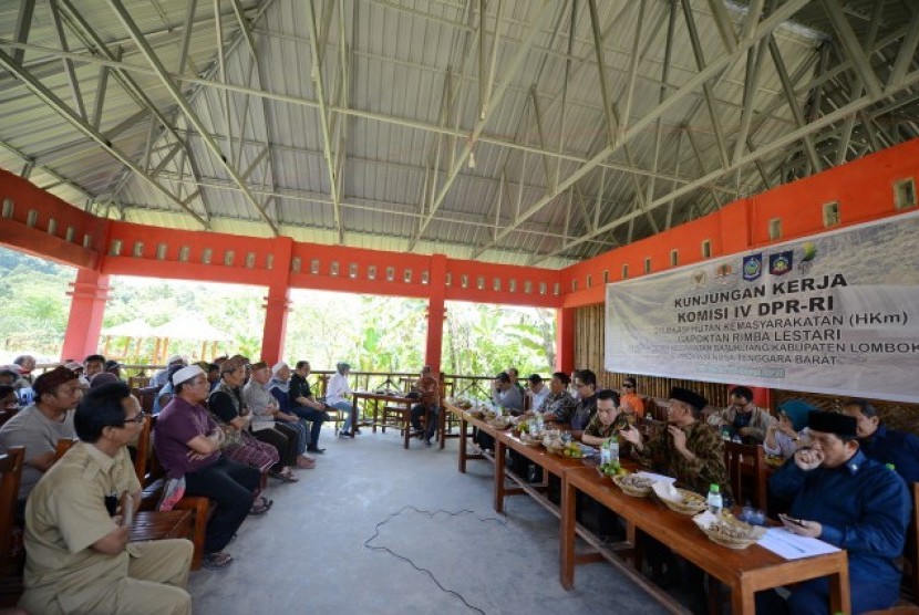 Pertemuan Tim Kunker Komisi IV DPR RI dengan Bupati Lombok Tengah beserta jajaran dan sejumlah tokoh masyarakat.