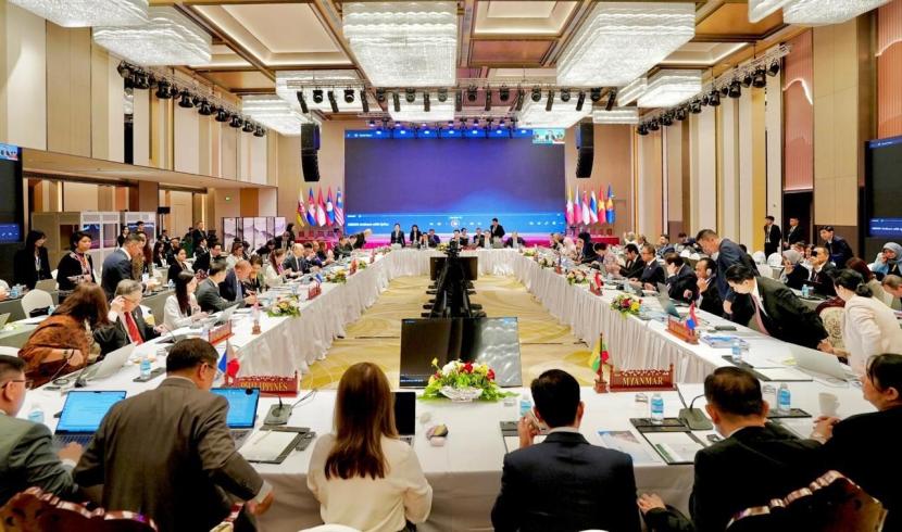 Pertemuan tingkat menteri Dewan Masyarakat Ekonomi ASEAN ke-24 (24th ASEAN Economic Community Council/AECC) di Vientiane, Laos.